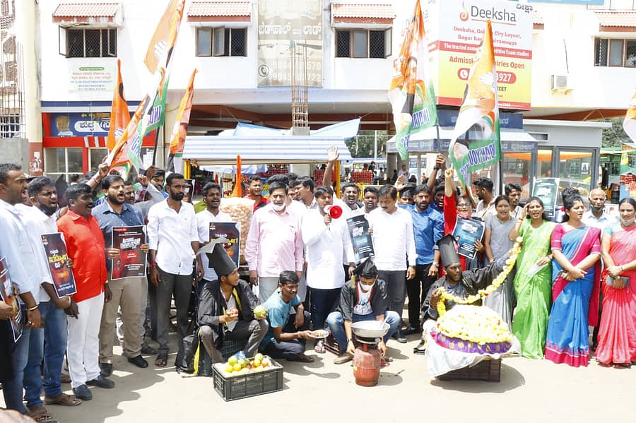 ದಕ್ಷಿಣ ಬ್ಲಾಕ್ ಯುವ ಕಾಂಗ್ರೆಸ್ ಹಾಗೂ ಎನ್ಎಸ್ಯುಐ ಕಾರ್ಯಕರ್ತರು ರಸ್ತೆಯಲ್ಲೇ ಪಕೋಡ, ಹಣ್ಣು, ಹೂವು ಮಾರುವ ಮೂಲಕ ಶುಕ್ರವಾರ ರಾಷ್ಟ್ರೀಯ ನಿರುದ್ಯೋಗ ದಿವಸ್ ಆಚರಿಸಿದರು.