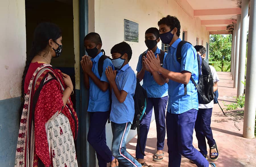 ಶಿಕ್ಷಕಿಗೆ ವಂದಿಸಿ ತರಗತಿಗೆ ಬಂದ ಮಂಗಳೂರಿನ ಕಸಬಾ ಬೇಂಗ್ರೆಯ ಸರಕಾರಿ ಪ್ರೌಢಶಾಲೆ ಮಕ್ಕಳು –ಪ್ರಜಾವಾಣಿ ಚಿತ್ರ