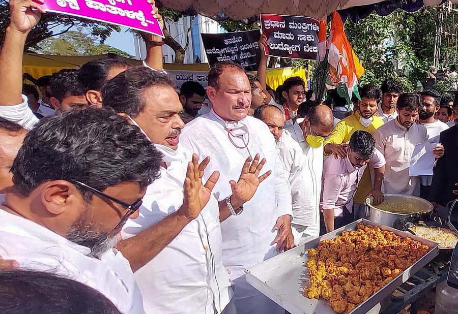 ದಕ್ಷಿಣ ಕನ್ನಡ ಜಿಲ್ಲಾ ಯುವ ಕಾಂಗ್ರೆಸ್ ಘಟಕದ ವತಿಯಿಂದ ಶುಕ್ರವಾರ ಮಂಗಳೂರಿನ ಕ್ಲಾಕ್ಟವರ್ ಬಳಿ ನಡೆಸಿದ ‘ಪಕೋಡ ಸ್ಟಾಲ್’ ಅಣುಕು ಪ್ರದರ್ಶನದ ಪ್ರತಿಭಟನೆಯಲ್ಲಿ ಕಾಂಗ್ರೆಸ್ ಪ್ರಮುಖರಾದ ರಮಾನಾಥ ರೈ, ಐವನ್ ಡಿಸೋಜ, ಲುಕ್ಮಾನ್ ಬಂಟ್ವಾಳ ಇದ್ದರು.