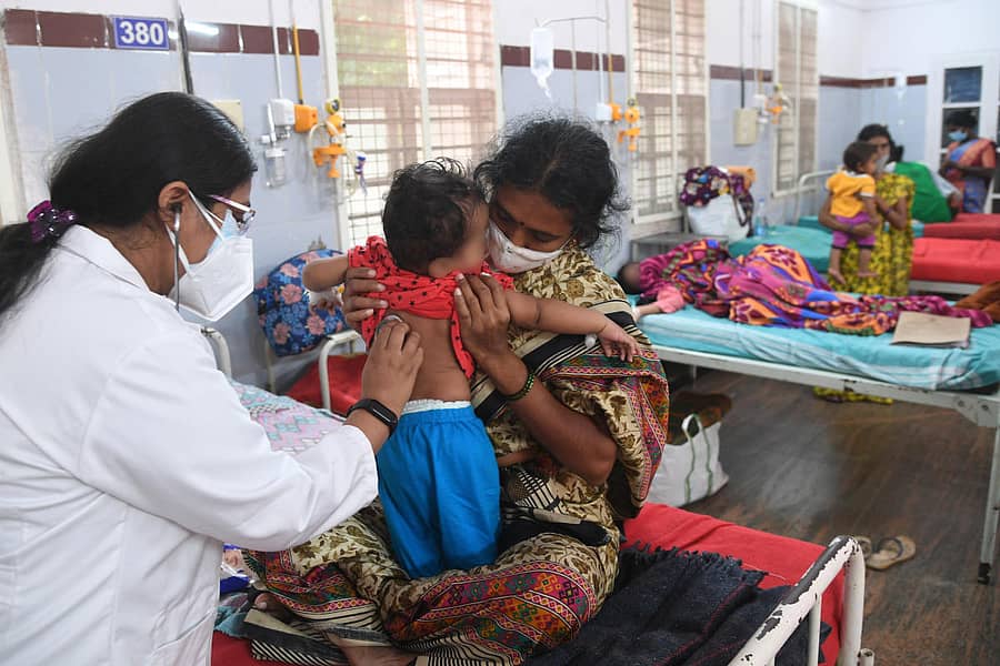 ವೈರಾಣು ಜ್ವರದಿಂದ ಬಳಲುತ್ತಿರುವ ಮಕ್ಕಳಿಗೆ ನಗರದ ಕೆ.ಸಿ. ಜನರಲ್ ಆಸ್ಪತ್ರೆಯಲ್ಲಿ ಚಿಕಿತ್ಸೆ ನೀಡುತ್ತಿರುವುದು – ಪ್ರಜಾವಾಣಿ ಚಿತ್ರ