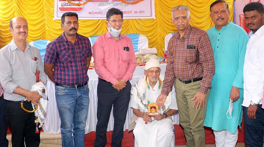 ‘ಪ್ರಜಾವಾಣಿ’ ಓದುಗರೊಂದಿಗೆ ಸಂವಾದ ಕಾರ್ಯಕ್ರಮದಲ್ಲಿ ಹಿರಿಯ ಓದುಗ ಸಿ.ಪಿ.ಹುಚ್ಚೇಗೌಡ ಅವರನ್ನು ಪ್ರಜಾವಾಣಿ ಕಾರ್ಯನಿರ್ವಾಹಕ ಸಂಪಾದಕ ರವೀಂದ್ರ ಭಟ್ಟ ಅವರು ಸನ್ಮಾನಿಸಿದರು. (ಎಡದಿಂದ) ‘ಪ್ರಜಾವಾಣಿ’ ‘ಡೆಕ್ಕನ್ ಹೆರಾಲ್ಡ್’ ಪ್ರಸರಣ ವಿಭಾಗದ ಉಪ ಪ್ರಧಾನ ವ್ಯವಸ್ಥಾಪಕ ಜಗನ್ನಾಥ್ ಜೆ.ಜೋಯಿಸ್, ಪ್ರಜಾವಾಣಿ ಮೈಸೂರು ಬ್ಯೂರೊ ಮುಖ್ಯಸ್ಥ ಕೆ.ನರಸಿಂಹಮೂರ್ತಿ, ಪ್ರಸರಣ ವಿಭಾಗದ ಪ್ರಧಾನ ವ್ಯವಸ್ಥಾಪಕ ಆಲಿವರ್ ಲೆಸ್ಲೀ, ಉಪನ್ಯಾಸಕ ಸುರೇಶ್ ಎನ್.ಋಗ್ವೇದಿ, ಪತ್ರಿಕಾ ವಿತರಕ ಸಾಗರ್ ಇದ್ದರು