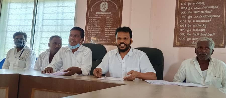 ಹೊಸಪೇಟೆಯಲ್ಲಿ ಶನಿವಾರ ಸುದ್ದಿಗೋಷ್ಠಿಯಲ್ಲಿ ಬೈಲುವದ್ದಿಗೇರಿ ಗ್ರಾಮದ ಮುಖಂಡ ಕೋರಿ ಫಕೀರಪ್ಪ ಮಾತನಾಡಿದರು