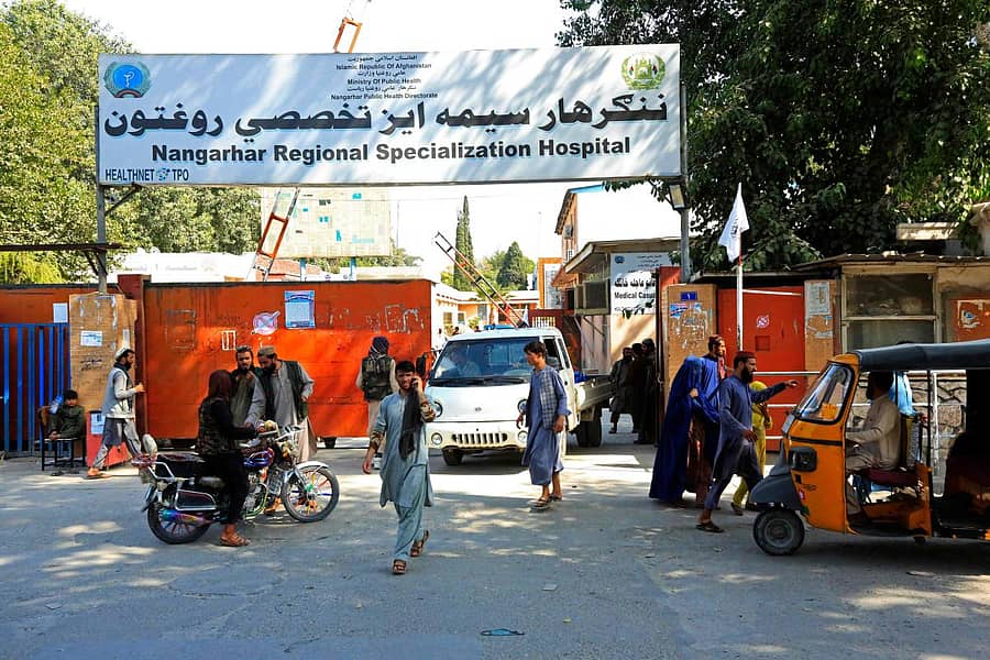 ಸ್ಫೋಟದ ನಂತರ ನಂಗಾರ್ಹರ್ ಪ್ರಾದೇಶಿಕ ಆಸ್ಪತ್ರೆ ಎದುರು ಬಿಗಿಭದ್ರತೆ ಒದಗಿಸಲಾಗಿತ್ತು- –ಎಎಫ್‌ಪಿ ಚಿತ್ರ