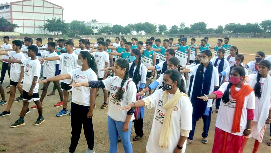 ಹಾವೇರಿಯ ಜಿಲ್ಲಾ ಕ್ರೀಡಾಂಗಣದಲ್ಲಿ ಶನಿವಾರ ‘ಆಜಾದಿ ಕಾ ಅಮೃತ ಮಹೋತ್ಸವ’ದ ಅಂಗವಾಗಿ ಹಮ್ಮಿಕೊಂಡಿದ್ದ ‘ಫಿಟ್ ಇಂಡಿಯಾ ಫ್ರೀಡಮ್ ರನ್ 2.0’ ಕಾರ್ಯಕ್ರಮದಲ್ಲಿ ಯುವಕ ಮತ್ತು ಯುವತಿಯರು ಪ್ರತಿಜ್ಞಾ ವಿಧಿ ಸ್ವೀಕರಿಸಿದರು