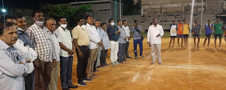 ರಾಷ್ಟ್ರೀಯ ಬಾಲಕ, ಬಾಲಕಿಯರ ರಾಜ್ಯ ಖೋಖೋ ತಂಡದ ಆಯ್ಕೆಗೆ ಕೋಲಾರದಲ್ಲಿ ನಡೆಯುತ್ತಿರುವ ತರಬೇತಿ ಶಿಬಿರದಲ್ಲಿ ಪಾಲ್ಗೊಂಡಿರುವ ಕ್ರೀಡಾಪಟುಗಳಿಗೆ ಜಿಲ್ಲಾ ಸರ್ಕಾರಿ ನೌಕರರ ಸಂಘದ ಅಧ್ಯಕ್ಷ ಜಿ.ಸುರೇಶ್‌ಬಾಬು ಹಾಗೂ ಪದಾಧಿಕಾರಿಗಳು ಶನಿವಾರ ಶುಭ ಕೋರಿದರು