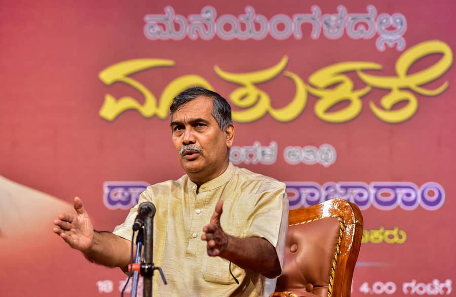 ಮನೆಯಂಗಳದಲ್ಲಿ ಮಾತುಕತೆ ಕಾರ್ಯಕ್ರಮದಲ್ಲಿ ಬಿ.ಪಿ. ರಾಜಾರಾಮ್ ಮಾತನಾಡಿದರು -ಪ್ರಜಾವಾಣಿ ಚಿತ್ರ