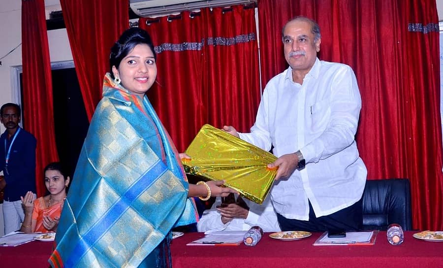 ಬೀದರ್ ತಾಲ್ಲೂಕಿನ ಗೋರನಳ್ಳಿಯ ಲಿಂಗರಾಜ ಅಪ್ಪ ಎಂಜಿನಿಯರಿಂಗ್ ಕಾಲೇಜಿನಲ್ಲಿ ನಡೆದ ಎಂಜಿನಿಯರ್‌ಗಳ ದಿನಾಚರಣೆ ಕಾರ್ಯಕ್ರಮದಲ್ಲಿ ಕಲಬುರ್ಗಿಯ ಶ್ರೀ ಶರಣಬಸವೇಶ್ವರ ವಿದ್ಯಾವರ್ಧಕ ಸಂಘದ ಕಾರ್ಯದರ್ಶಿ ಬಸವರಾಜ ದೇಶಮುಖ ಅವರು ಸಾಧಕ ವಿದ್ಯಾರ್ಥಿನಿಯನ್ನು ಸನ್ಮಾನಿಸಿ ಸ್ಮರಣಿಕೆ ನೀಡಿದರು