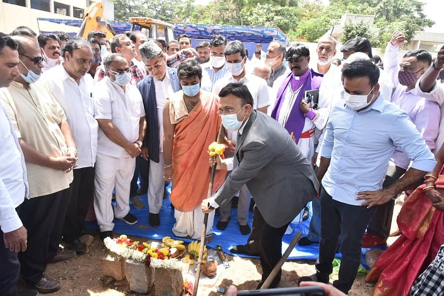 ಶಿವಾಜಿನಗರದ ಹಫಿಜಿಯಾ ಶಾಲೆಯ ನವೀಕರಣ ಕಾಮಗಾರಿಗೆ ಬಿಬಿಎಂಪಿ ಮುಖ್ಯ ಆಯುಕ್ತರು ಗೌರವ್ ಗುಪ್ತ ರವರು ಗುದ್ದಲಿಪೂಜೆ ನೆರವೇರಿಸಿದರು. ಶಾಸಕ ರಿಜ್ವಾನ್ ಅರ್ಷದ್ ಹಾಗೂ ಇತರರು ಇದ್ದಾರೆ