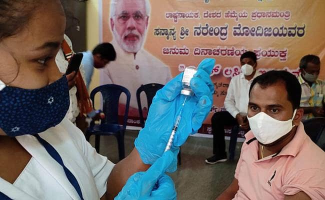 ಬೆಂಗಳೂರಿನಲ್ಲಿ ಆರೋಗ್ಯ ಸಿಬ್ಬಂದಿ ಸಾರ್ವಜನಿಕರಿಗೆ ಕೋವಿಡ್‌ ಲಸಿಕೆ ನೀಡಿದರು. –ಪ್ರಜಾವಾಣಿ ಚಿತ್ರ / ಬಿ.ಎಚ್.ಶಿವಕುಮಾರ್