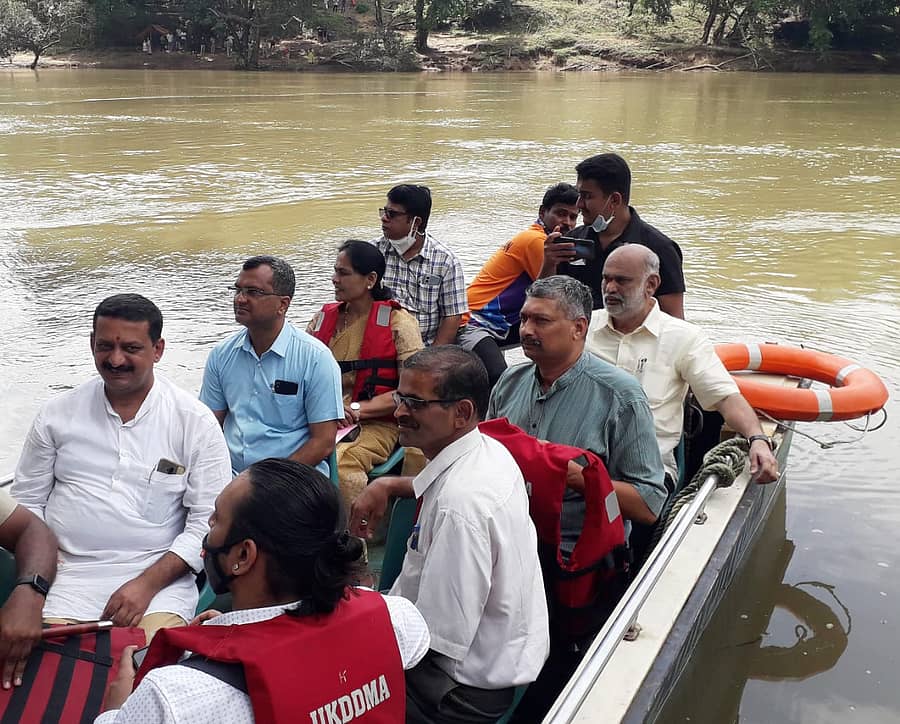 ಪುಟ್ಟ ದೋಣಿಯನ್ನೇರಿ ಗಂಗಾವಳಿ ನದಿಯನ್ನು ದಾಟಿ ಕೈಗಡಿ ಗ್ರಾಮಕ್ಕೆ ಬಂದ ಕೇಂದ್ರ ಕೃಷಿ ಮತ್ತು ರೈತ ಕಲ್ಯಾಣ ಖಾತೆ ರಾಜ್ಯ ಸಚಿವೆ ಶೋಭಾ ಕರಂದ್ಲಾಜೆ
