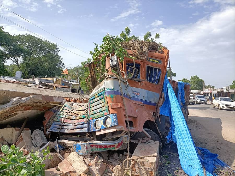 ಅಪಘಾತದಿಂದ ನಜ್ಜುಗುಜ್ಜಾಗಿರುವ ಲಾರಿ