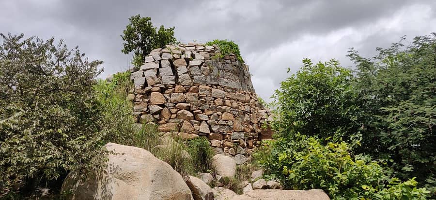 ಶಿಥಿಲಗೊಂಡಿರುವ ಕೋಟೆಯ ಗೋಡೆ (ಚಿತ್ರ: ಸಂಡೂರ್ ಸಮಿಟರ್ಸ್ ತಂಡ)