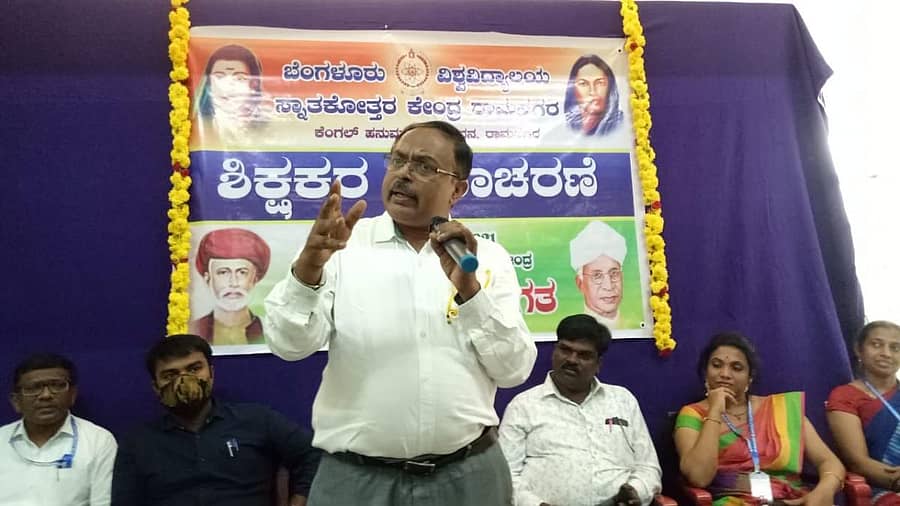 ಕಾರ್ಯಕ್ರಮದಲ್ಲಿ ಸ್ನಾತಕೋತ್ತರ ಕೇಂದ್ರದ ನಿರ್ದೇಶಕ ಡಿ. ಡೊಮಿನಿಕ್ ಮಾತನಾಡಿದರು. ರಂಗಸ್ವಾಮಿ, ಶ್ವೇತಾ, ಲಕ್ಷ್ಮಿನಾರಾಯಣಸ್ವಾಮಿ ಮತ್ತಿತರರು ಇದ್ದರು