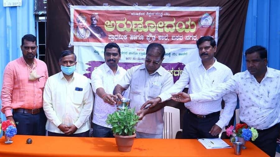 ಬೀದರ್ನ ಅರುಣೋದಯ ಶಾಲೆ ಅವರಣದಲ್ಲಿ ವಿಶ್ವ ಓಜೋನ್ ದಿನಾಚರಣೆ ಪ್ರಯುಕ್ತ ಹಮ್ಮಿಕೊಂಡಿದ್ದ ವಿವಿಧ ಸ್ಪರ್ಧಾ ಕಾರ್ಯಕ್ರಮವನ್ನು ಕರ್ನಾಟಕ ರಾಜ್ಯ ವೈಜ್ಞಾನಿಕ ಸಂಶೋಧನಾ ಪರಿಷತ್ ಪ್ರಧಾನ ಕಾರ್ಯದರ್ಶಿ ಬಾಬುರಾವ್ ದಾನಿ ಉದ್ಘಾಟಿಸಿದರು. ಲೋಕೇಶ ಉಡಬಾಳೆ, ಅರವಿಂದ ಕುಲಕರ್ಣಿ, ಸಂಜೀವಕುಮಾರ ಸ್ವಾಮಿ, ರಾಜೇಂದ್ರ ಮಣಗೆರೆ ಇದ್ದಾರೆ