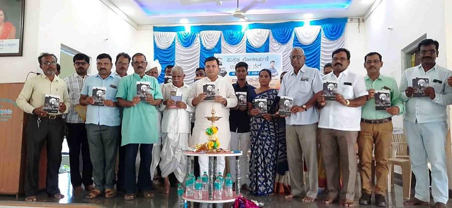 ನೀರಲಗಿ (ಎಂಎ) ಗ್ರಾಮದಲ್ಲಿ ನಡೆದ ಮಣಿಕಂಠ ಗೊದಮನಿ ಅವರ ಉರಿದೊಡಲ ಬೇಗೆ ಕವನ ಸಂಕಲನ ಬಿಡುಗಡೆ ಸಮಾರಂಭದಲ್ಲಿ ವಿಧಾನ ಪರಿಷತ್ ಸದಸ್ಯ ಶ್ರೀನಿವಾಸ್ ಮಾನೆ, ಸಾಹಿತಿಗಳಾದ ಸತೀಶ್ ಕುಲಕರ್ಣಿ, ಪ್ರೊ.ಮಾರುತಿ ಶಿಡ್ಲಾಪೂರ ಭಾಗವಹಿಸಿದ್ದರು