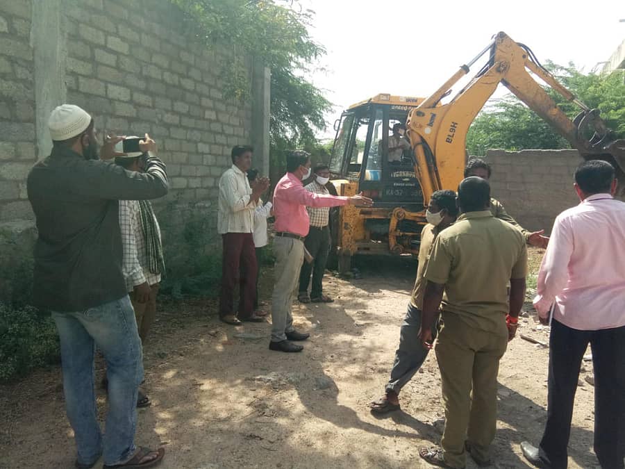 ಗಂಗಾವತಿಯ ಅಮರ ಭಗತ್ಸಿಂಗ್ ನಗರದ ಬೈಪಾಸ್ ರಸ್ತೆ ಬಳಿಯ ಅಕ್ರಮ ಕಸಾಯಿ ಖಾನೆಯನ್ನು ತೆರವುಗೊಳಿಸಲಾಯಿತು. ನಗರಸಭೆ ಪೌರಾಯುಕ್ತ ಅರವಿಂದ ಜಮಖಂಡಿ, ಆರೋಗ್ಯ ನಿರೀಕ್ಷಕ ನಾಗರಾಜ ಸೇರಿದಂತೆ ನಗರಸಭೆ ಸಿಬ್ಬಂದಿ ಇದ್ದರು