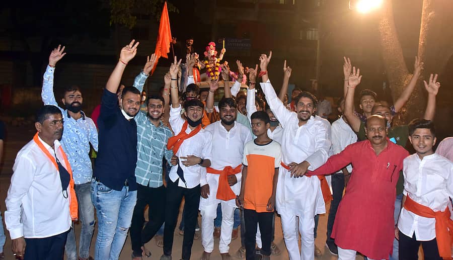 ಹುಬ್ಬಳ್ಳಿ ಕಂಚಗಾರ ಓಣಿಯ ಸಾರ್ವಜನಿಕ ಗಣೇಶ ಮೂರ್ತಿಯನ್ನು ಯುವಕರು ಭಾನುವಾರ ಮೆರವಣಿಗೆಯಲ್ಲಿ ಕೊಂಡೊಯ್ದು ವಿಸರ್ಜಿಸಿದರು