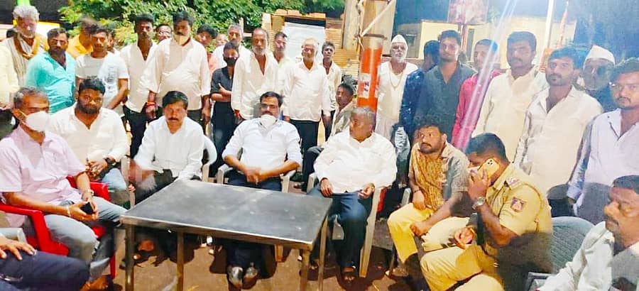 ಹುಮನಾಬಾದ್ ತಾಲ್ಲೂಕಿನ ಘೋಡವಾಡಿ ಗ್ರಾಮ ಪಂಚಾಯಿತಿ ವ್ಯಾಪ್ತಿಯ ಹುಣಸನಾಳ್ ಗ್ರಾಮದಲ್ಲಿ ಭೂಮಿಯಿಂದ ಆಗಾಗ ಭಾರಿಸದ್ದು ಕೇಳಿ ಬರುತ್ತಿದ್ದು, ಸ್ಥಳಕ್ಕೆ ತಹಶೀಲ್ದಾರ್ ನಾಗಯ್ಯ ಹಿರೇಮಠ, ತಾಲ್ಲೂಕು ಪಂಚಾಯಿತಿ ಕಾರ್ಯನಿರ್ವಾಹಕ ಅಧಿಕಾರಿ ಮುರುಗೇಪ್ಪ, ಡಾ.ಗೋವಿಂದ, ಪಿಎಸ್ಐ ರವಿಕುಮಾರ್ ಅವರು ಗ್ರಾಮಕ್ಕೆ ಭೇಟಿ ನೀಡಿ ಗ್ರಾಮದ ಮುಖಂಡರೊಂದಿಗೆ ಚರ್ಚೆ ನಡೆಸಿದರು