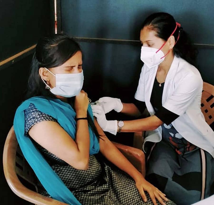 ಕೋವಿಡ್ ಲಸಿಕೆ ಹಾಕಿಸಿಕೊಳ್ಳುತ್ತಿರುವ ಯುವತಿ -ಸಂಗ್ರಹ ಚಿತ್ರ