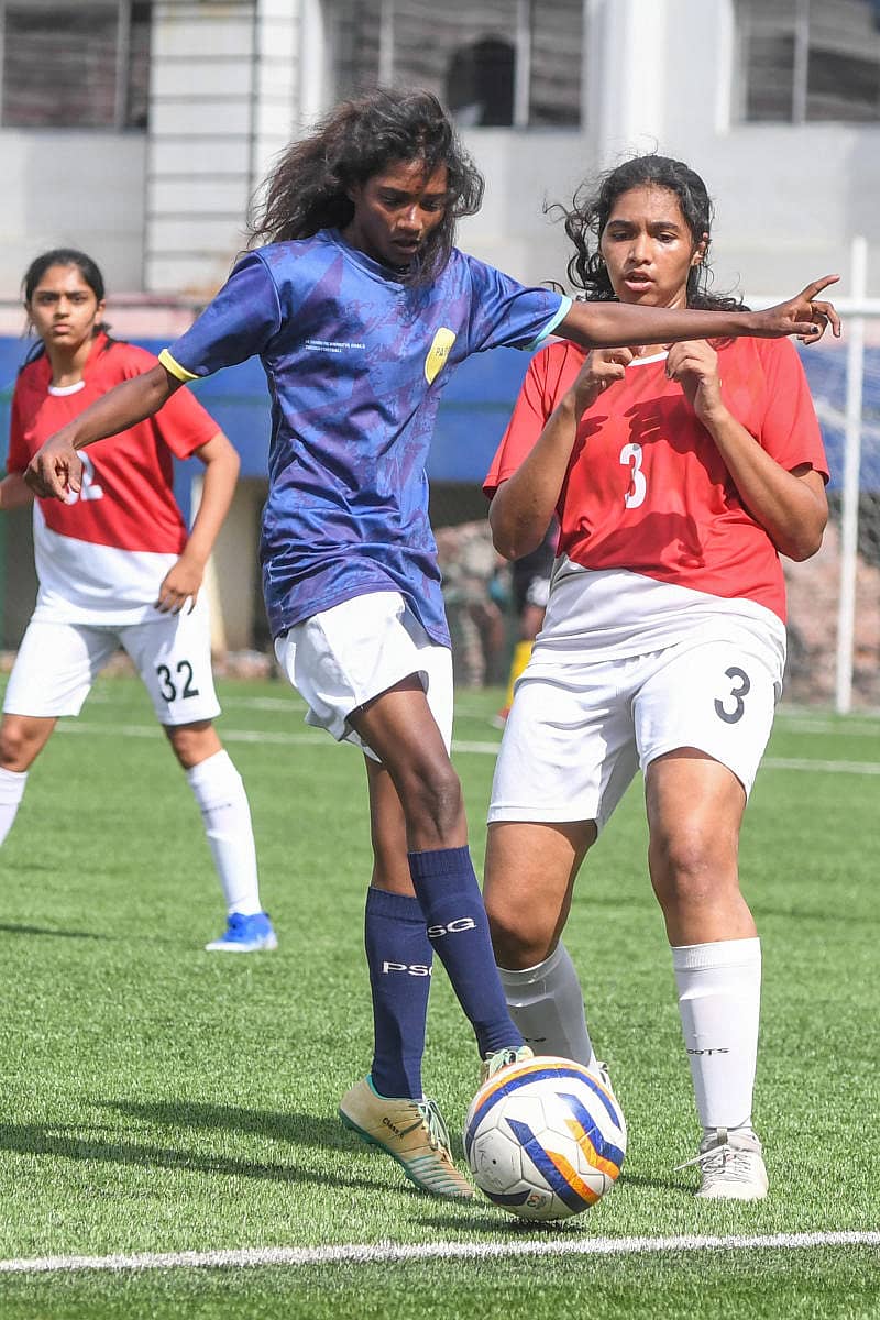 ನಿವೇದಾ (ಮುಂದೆ ಇರುವವರು) – ಪ್ರಜಾವಾಣಿ ಸಂಗ್ರಹ ಚಿತ್ರ