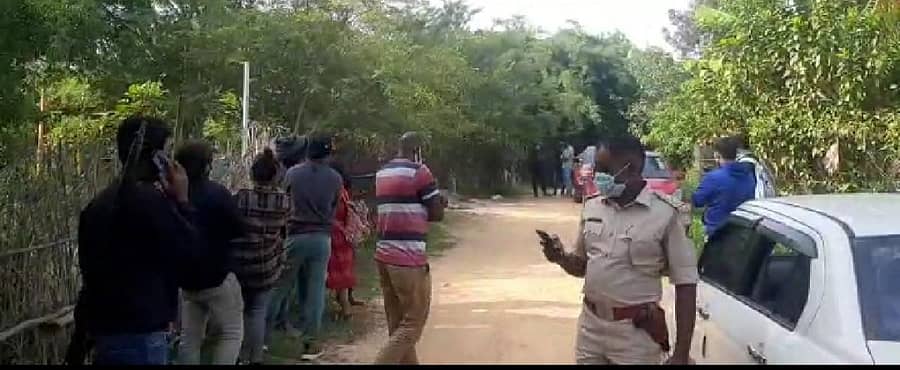 ಆನೇಕಲ್ ಹೊರವಲಯದ ತಮ್ಮನಾಯಕನಹಳ್ಳಿ ಬಳಿಯ ಖಾಸಗಿ ರೆಸಾರ್ಟ್ವೊಂದರಲ್ಲಿ ರೇವ್ ಪಾರ್ಟಿ ನಡೆಯುತ್ತಿರುವ ಮಾಹಿತಿ ಹಿನ್ನೆಲೆಯಲ್ಲಿ ಪೊಲೀಸರು ದಾಳಿ ನಡೆಸಿದರು