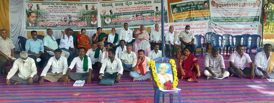 ಮೈಷುಗರ್ ಅನಿರ್ದಿಷ್ಟಾವಧಿ ಧರಣಿಯಲ್ಲಿ ಕರ್ನಾಟಕ ಪ್ರಾಂತ ರೈತ ಸಂಘ ಹಾಗೂ ವಿವಿಧ ಸಂಘಟನೆಯ ಮುಖಂಡರು ಭಾಗವಹಿಸಿ ಬೆಂಬಲ ನೀಡಿದರು