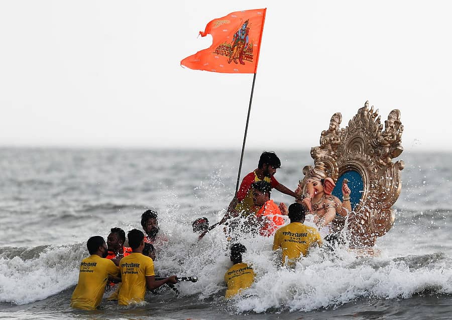 ಮುಂಬೈನಲ್ಲಿ ಭಾನುವಾರ ನಡೆದ ಗಣೇಶ ವಿಸರ್ಜನಾ ಮಹೋತ್ಸವದಲ್ಲಿ ಯುವಕರ ತಂಡವೊಂದು ಅರಬ್ಬೀ ಸಮುದ್ರದಲ್ಲಿ ಗಣಪತಿ ಮೂರ್ತಿಯನ್ನು ವಿಸರ್ಜಿಸಿದರು.