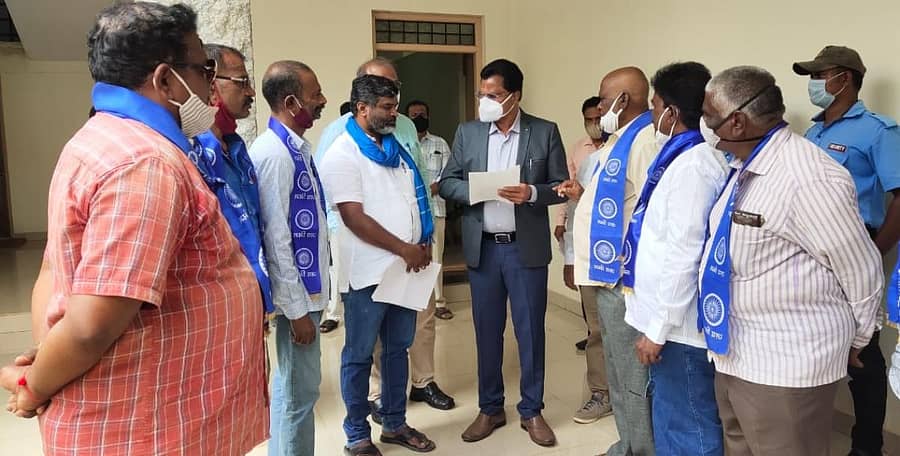 ವಿಜಯನಗರ ಜಿಲ್ಲಾ ಅಂಬೇಡ್ಕರ್ ಸಂಘದ ಮುಖಂಡರು ಸೋಮವಾರ ಹಂಪಿ ಕನ್ನಡ ವಿಶ್ವವಿದ್ಯಾಲಯದ ಕುಲಪತಿ ಪ್ರೊ. ಸ.ಚಿ. ರಮೇಶ ಅವರಿಗೆ ಮನವಿ ಪತ್ರ ಸಲ್ಲಿಸಿದರು