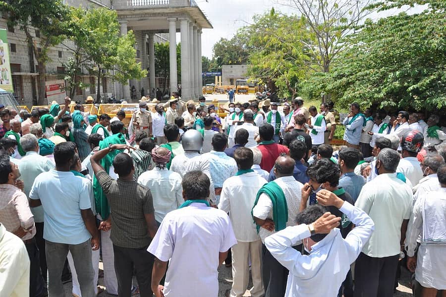 ಜಿಲ್ಲಾಧಿಕಾರಿ ಕಚೇರಿಗೆ ಮುತ್ತಿಗೆ ಹಾಕಲು ಯತ್ನಿಸಿದ ರೈತಸಂಘದ ಮುಖಂಡರು ಬ್ಯಾರಿಕೇಡ್‌ ಹಾಕಿ ತಡೆದರು