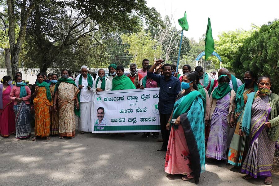ಹಾಸನ ಜಿಲ್ಲಾಧಿಕಾರಿ ಕಚೇರಿ ಎದುರು ರೈತ ಸಂಘದ ವತಿಯಿಂದ ಪ್ರತಿಭಟನೆ ನಡೆಸಲಾಯಿತು