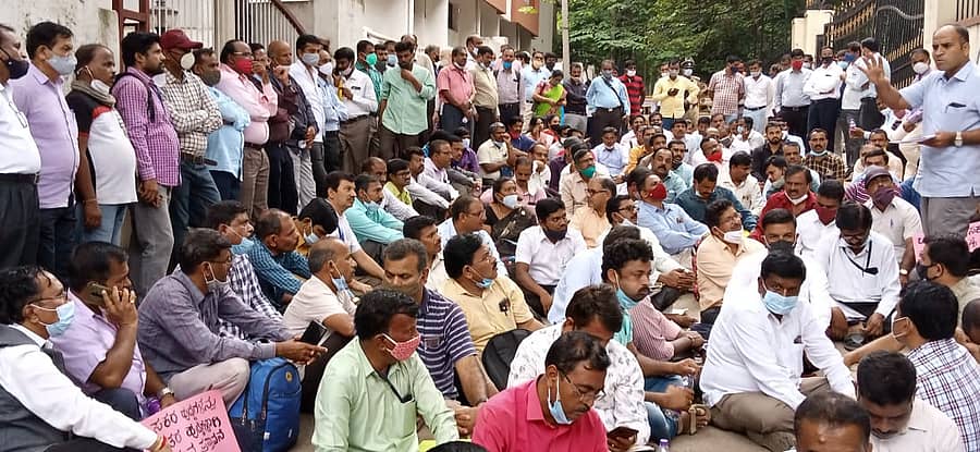 ಧರಣಿ ನಿರತ ಉಪನ್ಯಾಸಕರು