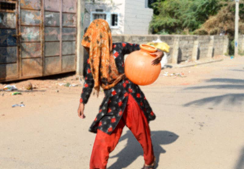 ನೀರು ಹೊತ್ತು ಸಾಗುತ್ತಿರುವ ಮಹಿಳೆ– ಪ್ರಾತಿನಿಧಿಕ ಚಿತ್ರ