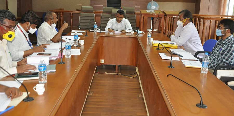 ಕೊಪ್ಪಳದ ಜಿಲ್ಲಾಧಿಕಾರಿ ಕಚೇರಿ ಸಭಾಂಗಣದಲ್ಲಿ ನಡೆದ ಸಮಾಜ ಕಲ್ಯಾಣ ಇಲಾಖೆ ಪ್ರಗತಿ ಪರಿಶೀಲನಾ ಸಭೆಯಲ್ಲಿ ಜಿಲ್ಲಾಧಿಕಾರಿ ವಿಕಾಸ್ ಕಿಶೋರ್ ಸುರಳ್ಕರ್ ಮಾತನಾಡಿದರು. ಅಧಿಕಾರಿಗಳು ಭಾಗವಹಿಸಿದ್ದರು