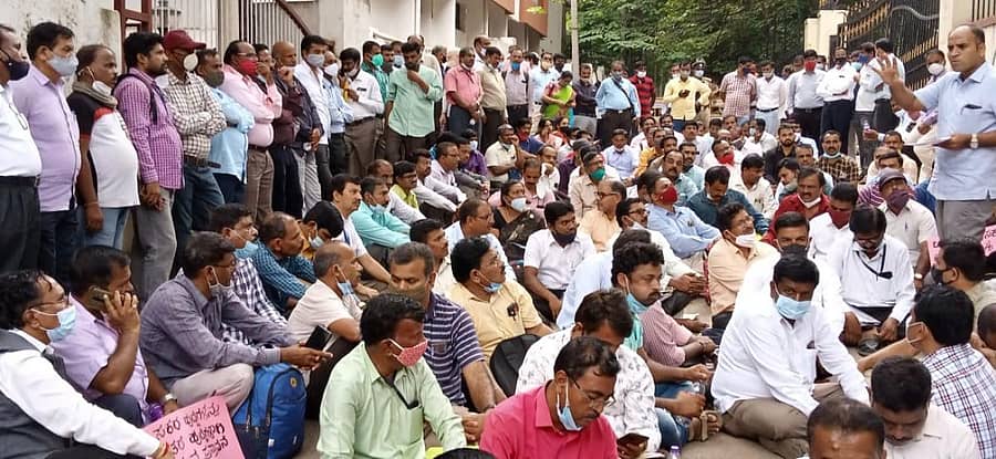 ಪದವಿಪೂರ್ವ ಕಾಲೇಜುಗಳ ಉಪನ್ಯಾಸಕರ ಪ್ರತಿಭಟನೆಯನ್ನು ಉದ್ದೇಶಿಸಿ ಸಂಘದ ಅಧ್ಯಕ್ಷ ಎ.ಎಚ್‌. ನಿಂಗೇಗೌಡ ಮಾತನಾಡಿದರು