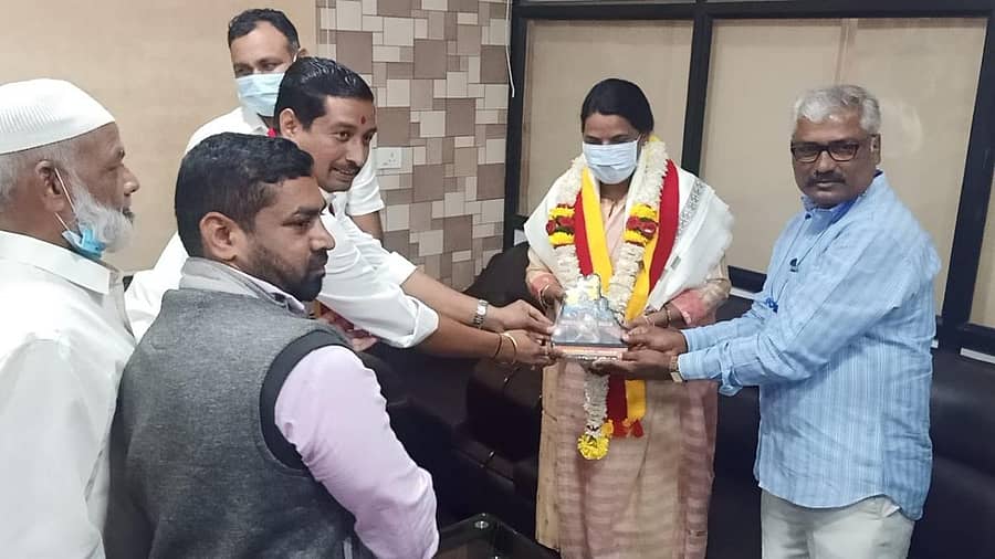 ಬೆಳಗಾವಿ ಮಹಾನಗರಪಾಲಿಕೆ ಉಪ ಆಯುಕ್ತೆ ಲಕ್ಷ್ಮಿ ಸುಳಗೇಕರ ಅವರನ್ನು ಕನ್ನಡ ಸಂಘಟನೆಗಳ ಮುಖಂಡರಾದ ಮೈನೋದ್ದೀನ್ ಮಕಾನದಾರ, ದೀಪಕ ಗುಡಗನಟ್ಟಿ ಮತ್ತು ಮಹಾದೇವ ತಳವಾರ ಮಂಗಳವಾರ ಸನ್ಮಾನಿಸಿದರು