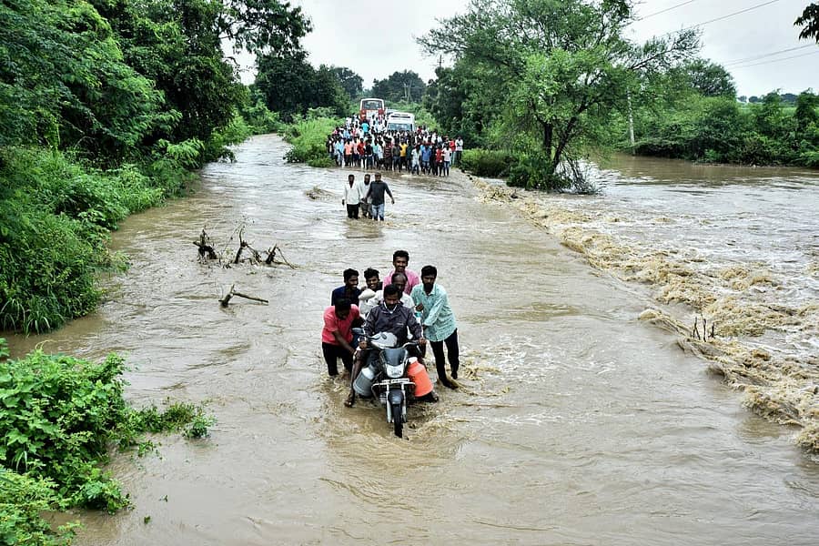 ಕಲಬುರ್ಗಿ ತಾಲ್ಲೂಕಿನ ‘ಪಟ್ಟಣ’ ಗ್ರಾಮದ ಬಳಿಯ ಸೇತುವೆ ತುಂಬಿ ಹರಿಯುತ್ತಿದ್ದರೂ ಬೈಕ್ ಸವಾರರೊಬ್ಬರು ಗ್ರಾಮಸ್ಥರ ಸಹಾಯದಿಂದ ಸೇತುವೆ ದಾಟಿದರು. ಗರ್ಭಿಣಿಯನ್ನು ಕರೆದೊಯ್ಯುತ್ತಿದ್ದ ಆಂಬುಲೆನ್ಸ್ ಸೇತುವೆಯಾಚೆಯೇ ನಿಂತಿತ್ತುಪ್ರಜಾವಾಣಿ ಚಿತ್ರ: ತಾಜುದ್ದೀನ್ ಆಜಾದ್
