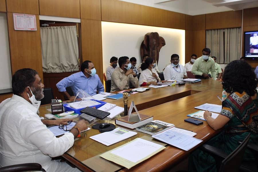 ಸಚಿವ ಆನಂದ್ ಸಿಂಗ್ ಅವರ ಅಧ್ಯಕ್ಷತೆಯಲ್ಲಿ ಮಂಗಳವಾರ ಬೆಂಗಳೂರಿನಲ್ಲಿ ಪ್ರವಾಸೋದ್ಯಮ ಇಲಾಖೆಯ ಪ್ರಗತಿ ಪರಿಶೀಲನಾ ಸಭೆ ನಡೆಯಿತು