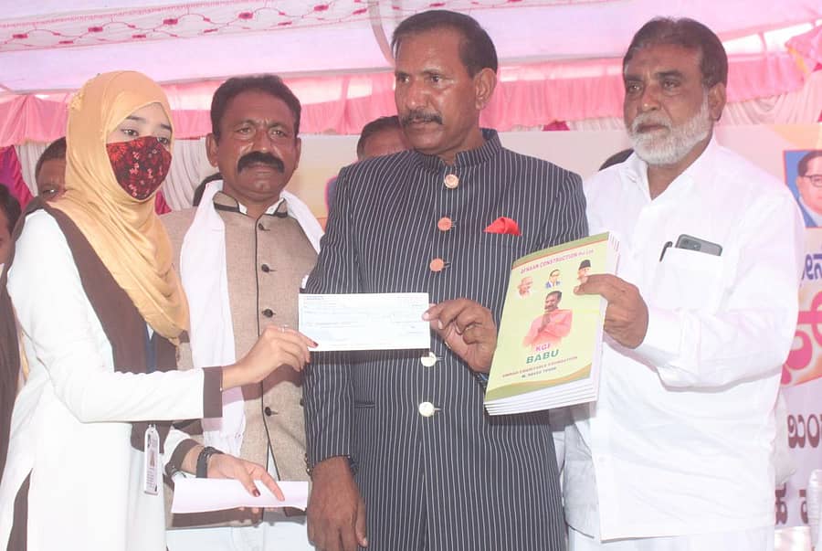 ಉಮ್ರಾ ಚಾರಿಟಬಲ್‌ ಪ್ರತಿಷ್ಠಾನದ ಅಧ್ಯಕ್ಷ ಹಾಗೂ ಸಮಾಜ ಸೇವಕ ಕೆಜಿಎಫ್ ಬಾಬು ಕೋಲಾರದಲ್ಲಿ ಮಂಗಳವಾರ ವಿದ್ಯಾರ್ಥಿಗಳಿಗೆ ವಿದ್ಯಾ ಪ್ರೋತ್ಸಾಹಧನ ಚೆಕ್‌ ವಿತರಿಸಿದರು. ದಲಿತ ಮುಖಂಡ ನಾರಾಯಣಸ್ವಾಮಿ, ನಗರಸಭೆ ಮಾಜಿ ಸದಸ್ಯ ಜಾಫರ್ ಇದ್ದಾರೆ