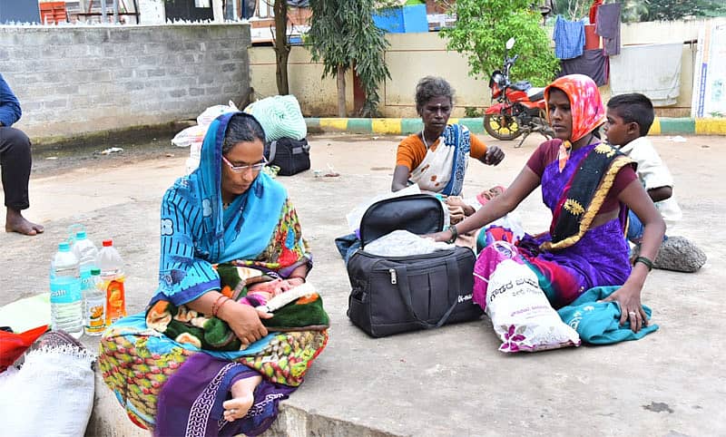 ಆಸ್ಪತ್ರೆಯ ಹೊರಗಡೆ ಕುಳಿತಿರುವ ಬಾಣಂತಿಯರು ಹಾಗೂ ಪುಟ್ಟ ಕಂದಮ್ಮಗಳನ್ನು ಲಾಲಿಸುತ್ತಿರುವ ಮಹಿಳೆ