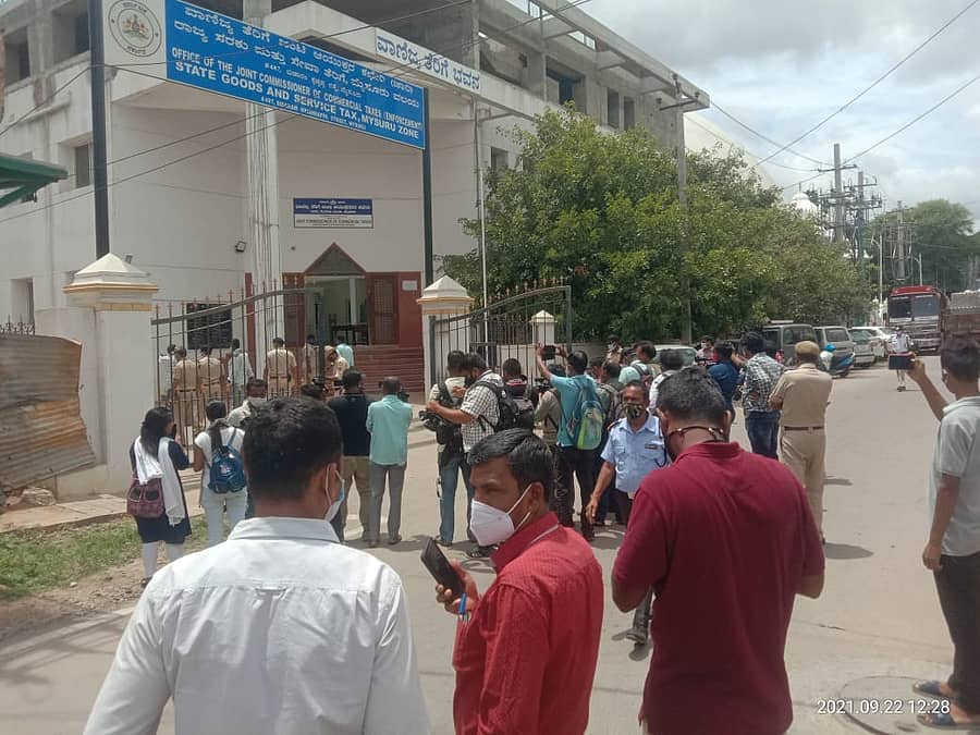 ಮೈಸೂರು: ವಾಣಿಜ್ಯ ತೆರಿಗೆ ಇಲಾಖೆ ಕಟ್ಟಡಕ್ಕೆ ಬಾಂಬ್ ಬೆದರಿಕೆ ಕರೆ, ತೀವ್ರ ತಪಾಸಣೆ