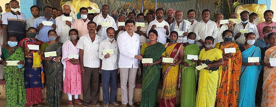 ತುರುವೇಕೆರೆಯಲ್ಲಿ ಜಿಲ್ಲಾ ಹಾಲು ಒಕ್ಕೂಟದ ಅಧ್ಯಕ್ಷ ಸಿ.ವಿ.ಮಹಲಿಂಗಯ್ಯ ಮೃತಪಟ್ಟ ರಾಸುಗಳ ಮಾಲೀಕರಿಗೆ ಪರಿಹಾರದ ಚೆಕ್ ನೀಡಿದರು. ವಿಸ್ತರಣಾಧಿಕಾರಿಗಳಾದ ಮಂಜುನಾಥ್, ಕಿರಣ್ ಕುಮಾರ್ ಮತ್ತು ದಿವಾಕರ್ ಇದ್ದರು