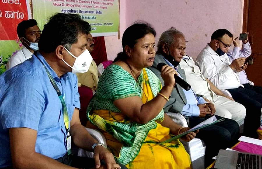 ಬಸವಕಲ್ಯಾಣ ತಾಲ್ಲೂಕಿನ ಪ್ರತಾಪುರದಲ್ಲಿ ಸೋಮವಾರ ನಡೆದ ರೈತರ ಒಂದು ದಿನದ ಕಾರ್ಯಾಗಾರದಲ್ಲಿ ಡಾ.ಎಸ್.ಎ.ಪಾಟೀಲ, ಜಂಟಿ ಕೃಷಿ ನಿರ್ದೇಶಕಿ ತಾರಾಮಣಿ, ಚಂದ್ರಶೇಖರ ನಾಯ್ಕ, ಮಾರ್ತಂಡ ಮಚಕೂರಿ ಇದ್ದರು