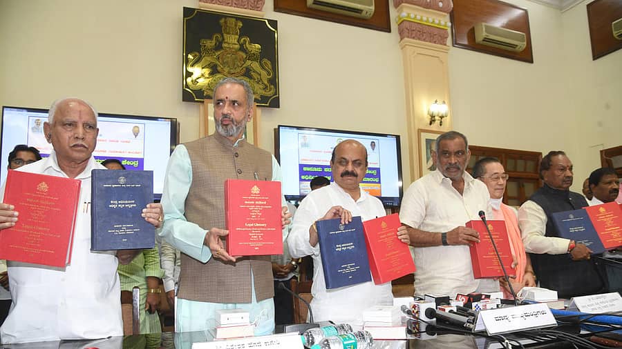 ಕಾನೂನು ಮತ್ತು ಸಂಸದೀಯ ವ್ಯವಹಾರಗಳ ಇಲಾಖೆಯು ಪ್ರಕಟಿಸಿರುವ ಕನ್ನಡ ಕಾನೂನು ಪದಕೋಶ ಮತ್ತು ಕೇಂದ್ರದ 15 ಕಾಯ್ದೆಗಳ ಕನ್ನಡ ಅನುವಾದ ಕೃತಿಗಳನ್ನು ಬಿಜೆಪಿ ಶಾಸಕ ಬಿ.ಎಸ್. ಯಡಿಯೂರಪ್ಪ ಬಿಡುಗಡೆ ಮಾಡಿದರು. ವಿಧಾನಸಭೆ ಅಧ್ಯಕ್ಷ ವಿಶ್ವೇಶ್ವರ ಹೆಗಡೆ ಕಾಗೇರಿ, ಮುಖ್ಯಮಂತ್ರಿ ಬಸವರಾಜ ಬೊಮ್ಮಾಯಿ, ಕಾನೂನು ಸಚಿವ ಜೆ.ಸಿ. ಮಾಧುಸ್ವಾಮಿ, ಇಸ್ಕಾನ್ನ ಭಾನು ಸ್ವಾಮಿ, ಸಚಿವರಾದ ಕೆ.ಎಸ್. ಈಶ್ವರಪ್ಪ ಮತ್ತು ಎಸ್. ಅಂಗಾರ ಇದ್ದರು– ಪ್ರಜಾವಾಣಿ ಚಿತ್ರ