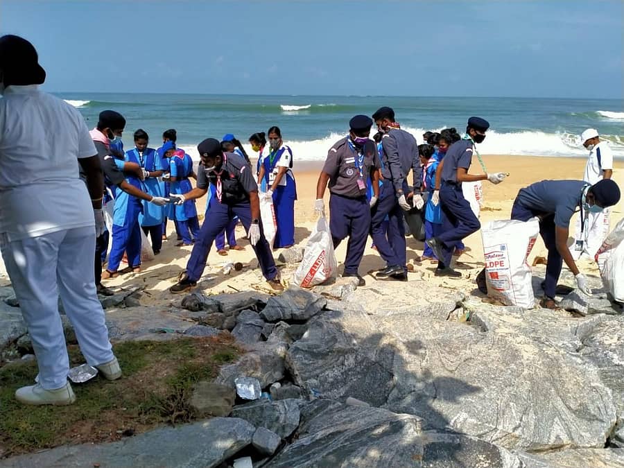 ಕಡಲತೀರ ಸ್ವಚ್ಛತಾ ದಿನಚರಣೆಯ ಅಂಗವಾಗಿ ಈಚೆಗೆ ಸ್ಕೌಟ್ಸ್, ಗೈಡ್ಸ್‌, ರೇಂಜರ್ಸ್‌ ಹಾಗೂ ರೋವರ್ಸ್‌ಗಳು, ಕರಾವಳಿ ಕಾವಲುಪಡೆಯ ಸಿಬ್ಬಂದಿ ಹಾಗೂ ಕಾಲೇಜು ವಿದ್ಯಾರ್ಥಿಗಳು ಒಟ್ಟಾಗಿ ಮಲ್ಪೆ ಬೀಚ್‌ ತೀರವನ್ನು ಸ್ವಚ್ಛಗೊಳಿಸಿದರು.