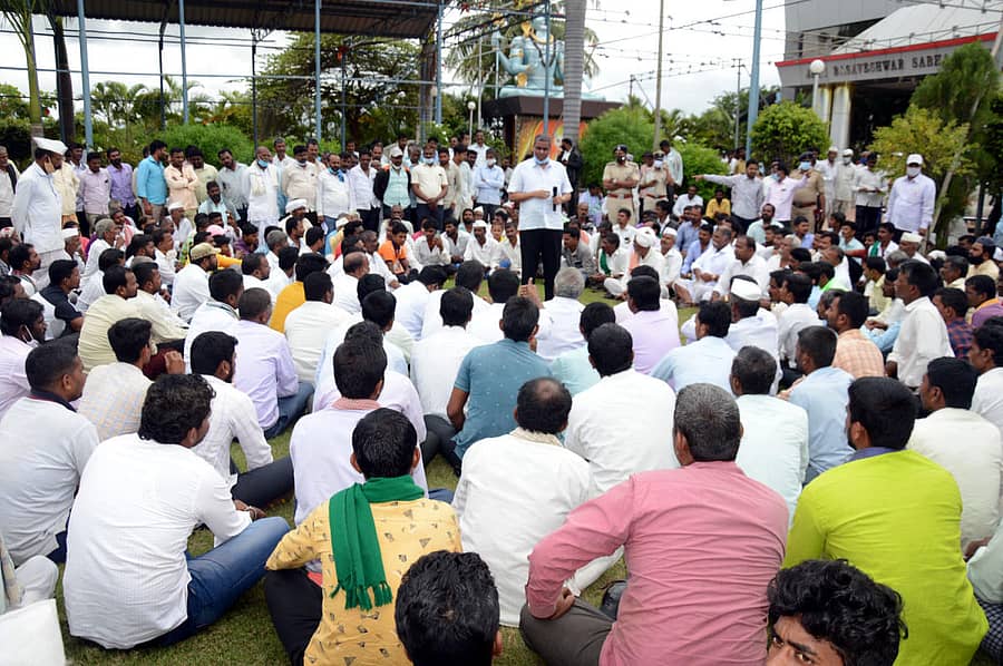 ಗೋಕಾಕ ಹೊರವಲಯದ ಬಸವೇಶ್ವರ ಸಭಾಭವನದ ಆವರಣದಲ್ಲಿ ಸಂತ್ರಸ್ತರ ಅಹವಾಲುಗಳನ್ನು ಅರಭಾವಿ ಶಾಸಕ ಬಾಲಚಂದ್ರ ಜಾರಕಿಹೊಳಿ ಬುಧವಾರ ಆಲಿಸಿದರು