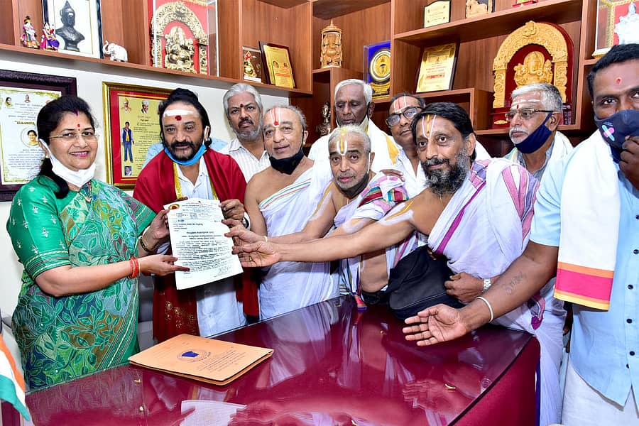 ಸಚಿವೆ ಶಶಿಕಲಾ ಜೊಲ್ಲೆ ಅವರಿಗೆ ಅರ್ಚಕರು ಮನವಿ ಸಲ್ಲಿಸಿದರು. ಒಕ್ಕೂಟದ ಮುಖ್ಯ ಪ್ರಧಾನ ಕಾರ್ಯದರ್ಶಿ ಕೆಎಸ್ಎನ್ ದೀಕ್ಷಿತ್, ಉಪಾಧ್ಯಕ್ಷ ಎಸ್.ಆರ್. ಶೇಷಾದ್ರಿ ಭಟ್ಟರ್, ಪಟ್ಟಾಭಿರಾಮ ಭಟ್ಟರ್, ಭಕ್ತವತ್ಸಲ, ಟಿ.ಕೆ. ಶ್ಯಾಮಸುಂದರ ದೀಕ್ಷಿತ್, ಮುರುಳಿ, ರಾಜನ್, ರಾಜ ದೀಕ್ಷಿತ್, ಗಣೇಶ್ ಇದ್ದರು