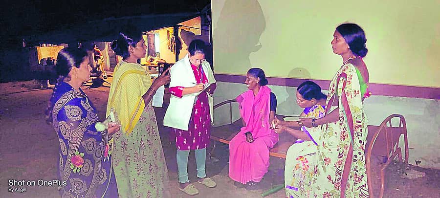 ಯಾದಗಿರಿ ತಾಲ್ಲೂಕಿನ ಚಾಮನಾಳ ಗ್ರಾಮದಲ್ಲಿ ಆರೋಗ್ಯ ಇಲಾಖೆ ಸಿಬ್ಬಂದಿ ಗ್ರಾಮಸ್ಥರ ರಕ್ತ ಪರೀಕ್ಷೆಗೆ ತೆಗೆದುಕೊಂಡರು