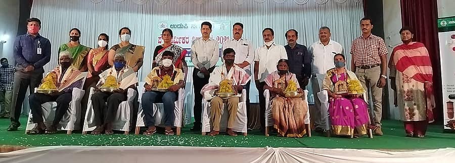 ನಗರದ ಅಜ್ಜರಕಾಡಿನ ಪುರಭವನದಲ್ಲಿ ಗುರುವಾರ ನಡೆದ ಪೌರಕಾರ್ಮಿಕರ ದಿನಾಚರಣೆಯಲ್ಲಿ ಹಿರಿಯ ಪೌರ ಕಾರ್ಮಿಕರನ್ನು ಸನ್ಮಾನಿಸಲಾಯಿತು.