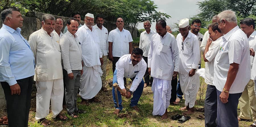 ತೆಲಸಂಗ ಗ್ರಾಮದಲ್ಲಿ ನಿವೃತ್ತ ಸೈನಿಕರ ಸಂಘದ ಕಾರ್ಯಾಲಯ ಕಟ್ಟಡ ನಿರ್ಮಾಣ ಕಾಮಗಾರಿಗೆ ಗ್ರಾಮ ಲೆಕ್ಕಾಧಿಕಾರಿ ಬಿ.ಜಿ. ಇರಕಾರ ಗುರುವಾರ ಚಾಲನೆ ನೀಡಿದರು