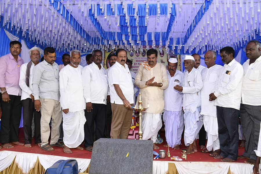 ಬೆನಕಟ್ಟಿ ಸಮೀಪದ ಮಬನೂರ ಗ್ರಾಮದಲ್ಲಿ ಮಾಧವಾನಂದ ಪ್ರಭೂಜಿ ಆಶ್ರಮ, ಮೂರ್ತಿ ಪ್ರಾಣ ಪ್ರತಿಷ್ಠಾಪನೆ ಮತ್ತು ಕಳಸಾರೋಹಣ ಕಾರ್ಯಕ್ರಮವನ್ನು ವಿಧಾನಸಭೆ ಉಪಸಭಾಧ್ಯಕ್ಷ ಆನಂದ ಮಾಮನಿ ಉದ್ಘಾಟಿಸಿದರು. ಬಿಡಿಸಿಸಿ ಬ್ಯಾಂಕ್ ನಿರ್ದೇಶಕ ಪಂಚನಗೌಡ ದ್ಯಾಮನಗೌಡರ, ಪುಂಡಲೀಕ ಮೇಟಿ, ಫಕೀರಪ್ಪ ಹದ್ದನ್ನವರ ಮತ್ತಿತರರು ಇದ್ದಾರೆ